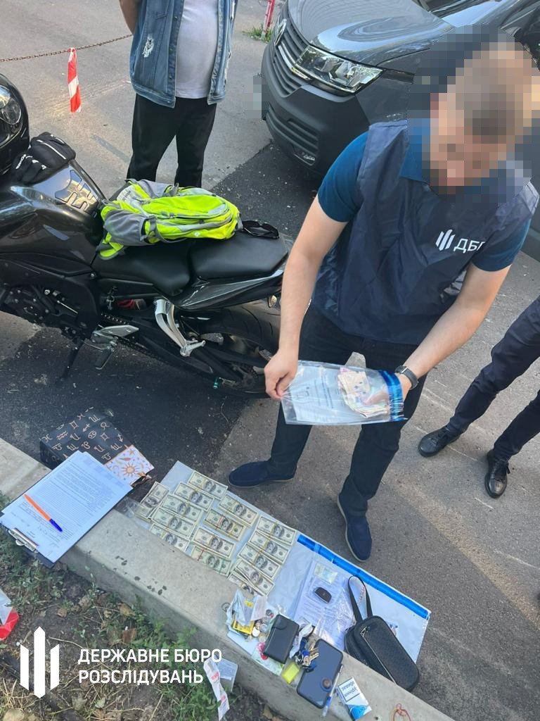У Києві посадовець КМДА брав данину з автоперевізників на сотні тисяч доларів: справою займається ДБР 3