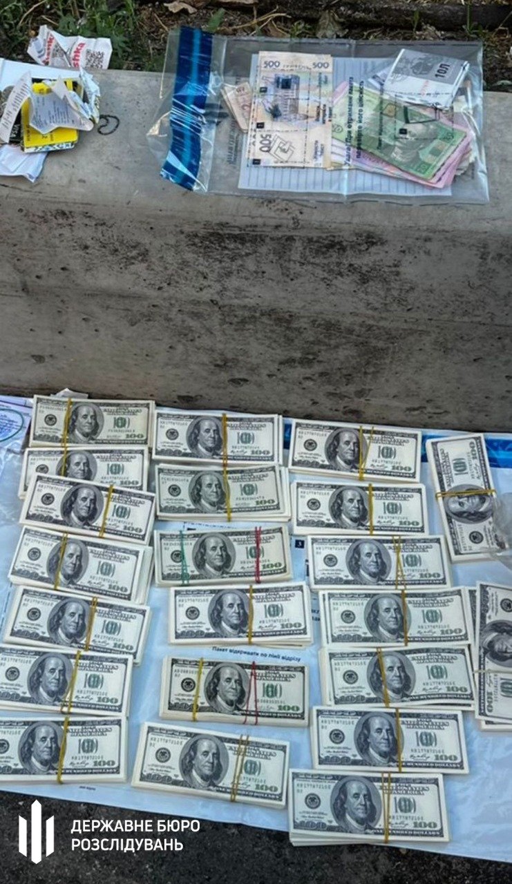 У Києві посадовець КМДА брав данину з автоперевізників на сотні тисяч доларів: справою займається ДБР 4