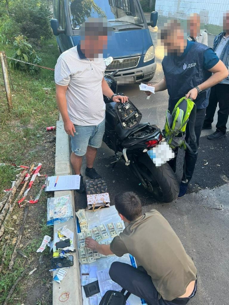 У Києві посадовець КМДА брав данину з автоперевізників на сотні тисяч доларів: справою займається ДБР 5