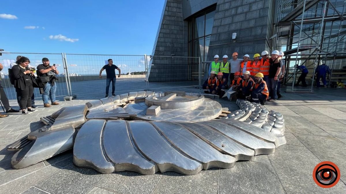 У Києві з монумента "Батьківщина-мати" повсністю зняли радянську символіку 1