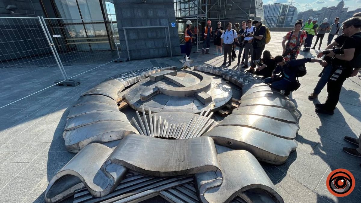 У Києві з монумента "Батьківщина-мати" повсністю зняли радянську символіку 2