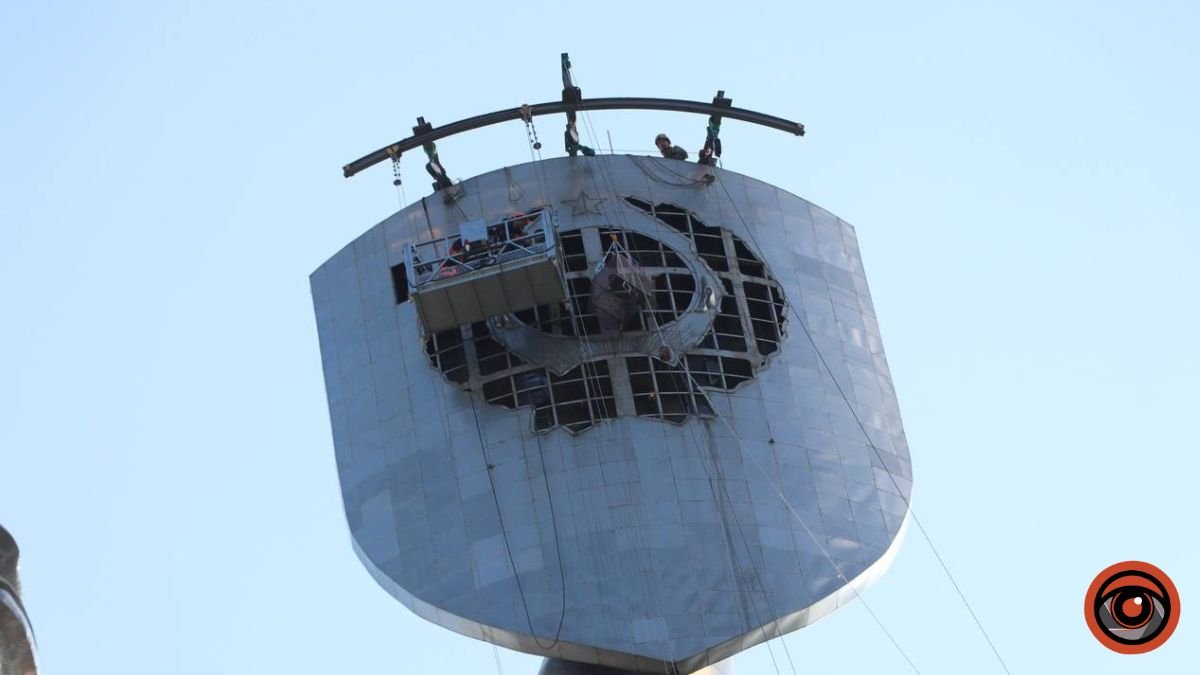 У Києві з монумента "Батьківщина-мати" повсністю зняли радянську символіку 3