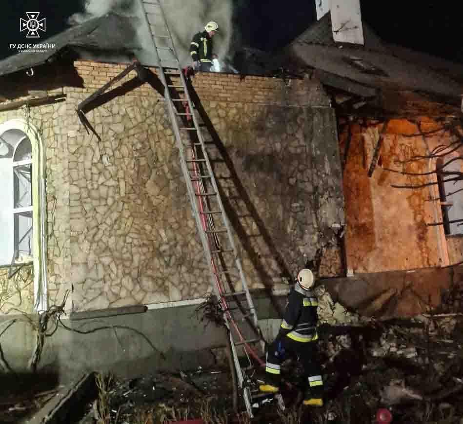 Внаслідок нічної атаки дронами на Київщину спалахнула пожежа у приватному будинку 1
