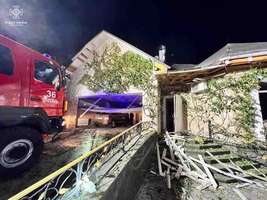 Внаслідок нічної атаки дронами на Київщину спалахнула пожежа у приватному будинку 2