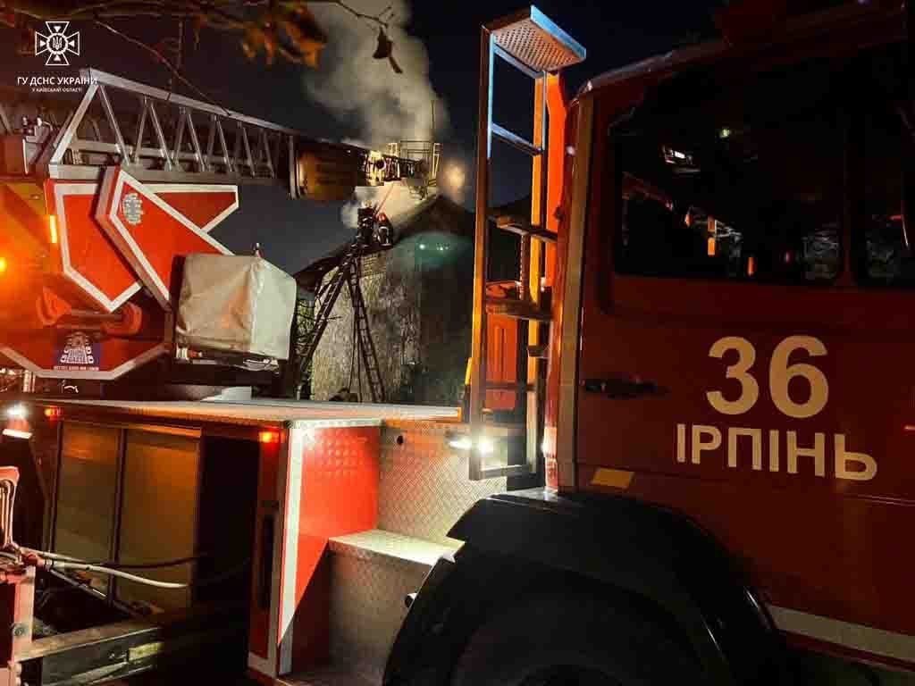 Внаслідок нічної атаки дронами на Київщину спалахнула пожежа у приватному будинку 3