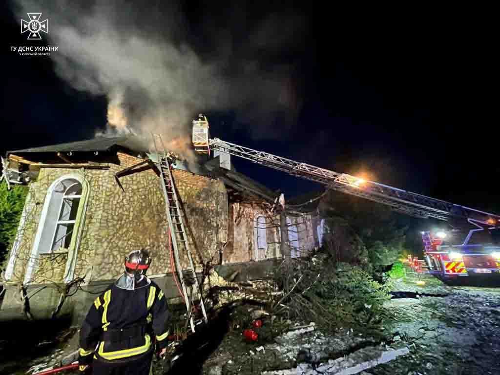 Внаслідок нічної атаки дронами на Київщину спалахнула пожежа у приватному будинку 5