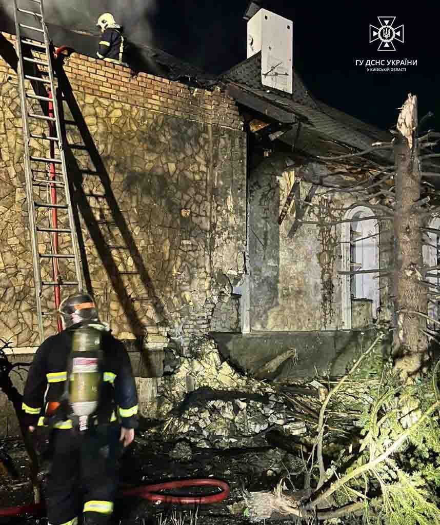 Внаслідок нічної атаки дронами на Київщину спалахнула пожежа у приватному будинку 6