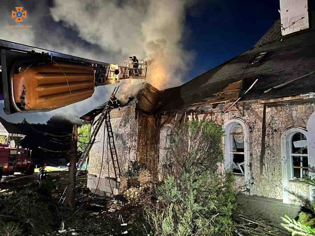 Внаслідок нічної атаки дронами на Київщину спалахнула пожежа у приватному будинку 9