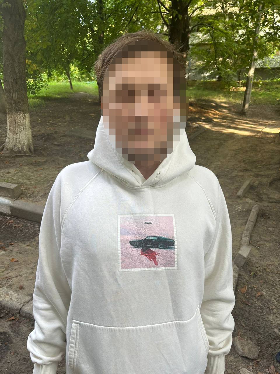 У Києві чоловік на самокаті стріляв в авто у відповідь на зауваження водія 2