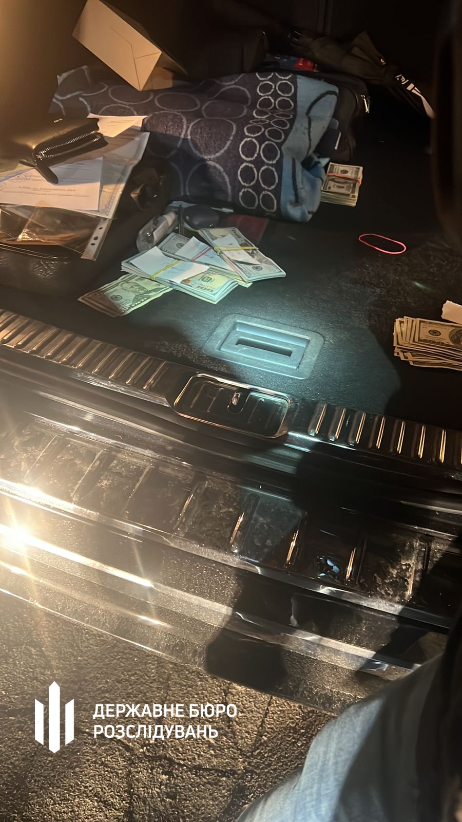 У Києві затримали посадовця КМВА, який за гроші допомагав чоловікам виїхати з України 3