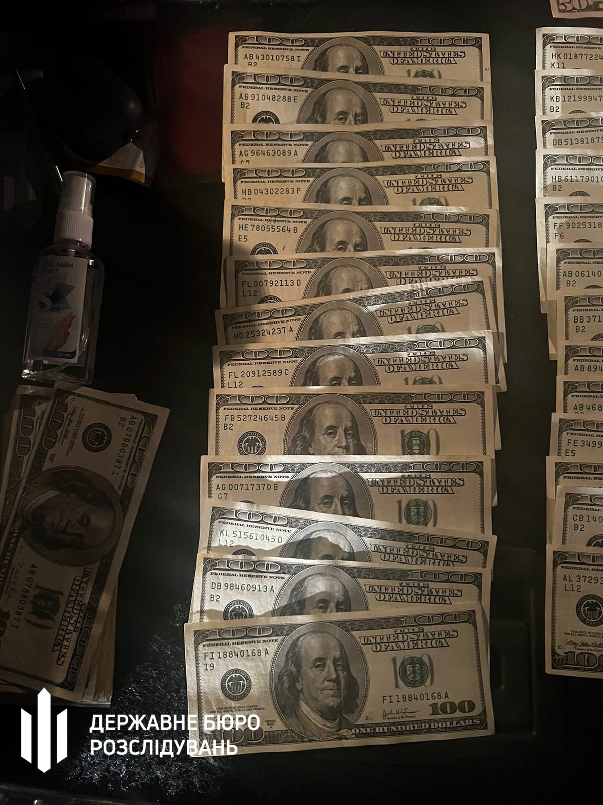 У Києві затримали посадовця КМВА, який за гроші допомагав чоловікам виїхати з України 4