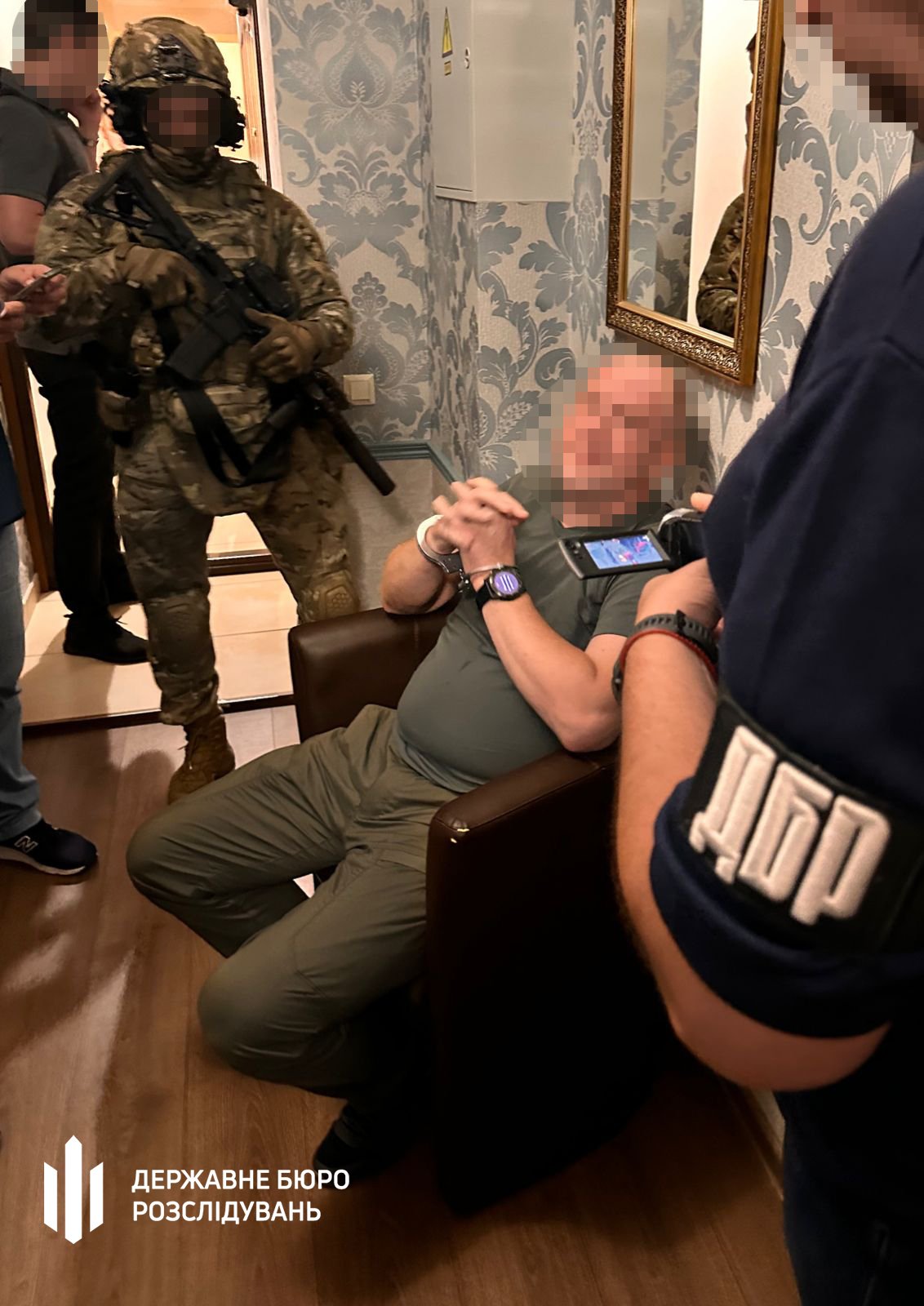 У Києві затримали посадовця КМВА, який за гроші допомагав чоловікам виїхати з України 5