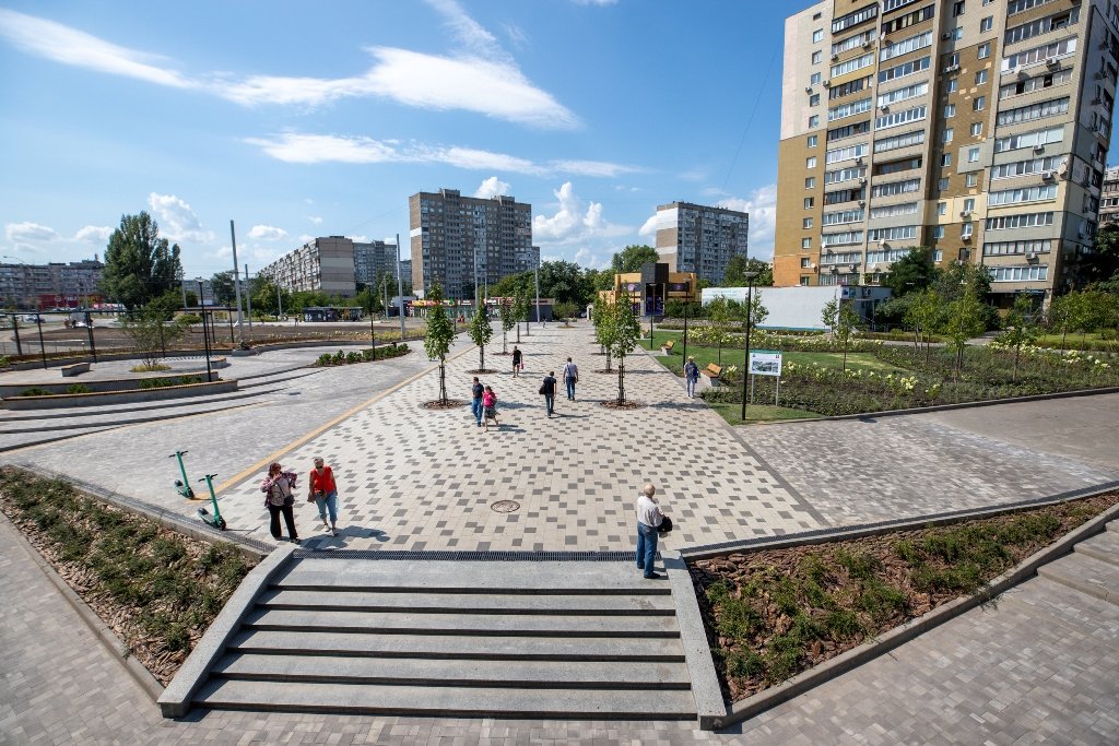 Як зараз виглядає нова зелена зона біля станції метро «Героїв Дніпра» після сносу МАФів та ремонту 1