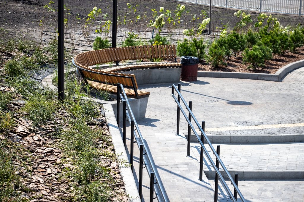 Як зараз виглядає нова зелена зона біля станції метро «Героїв Дніпра» після сносу МАФів та ремонту 2