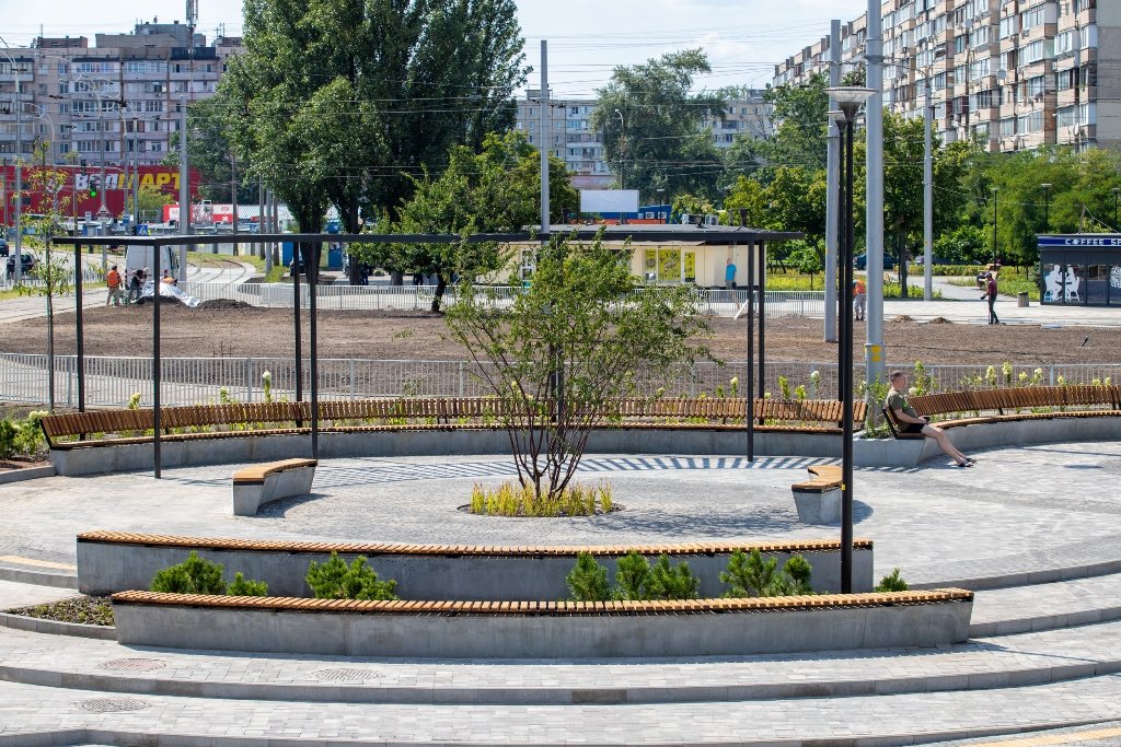 Як зараз виглядає нова зелена зона біля станції метро «Героїв Дніпра» після сносу МАФів та ремонту 3