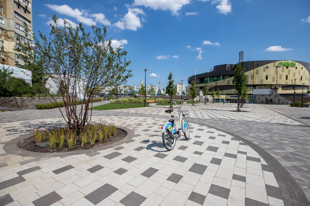 Як зараз виглядає нова зелена зона біля станції метро «Героїв Дніпра» після сносу МАФів та ремонту 4