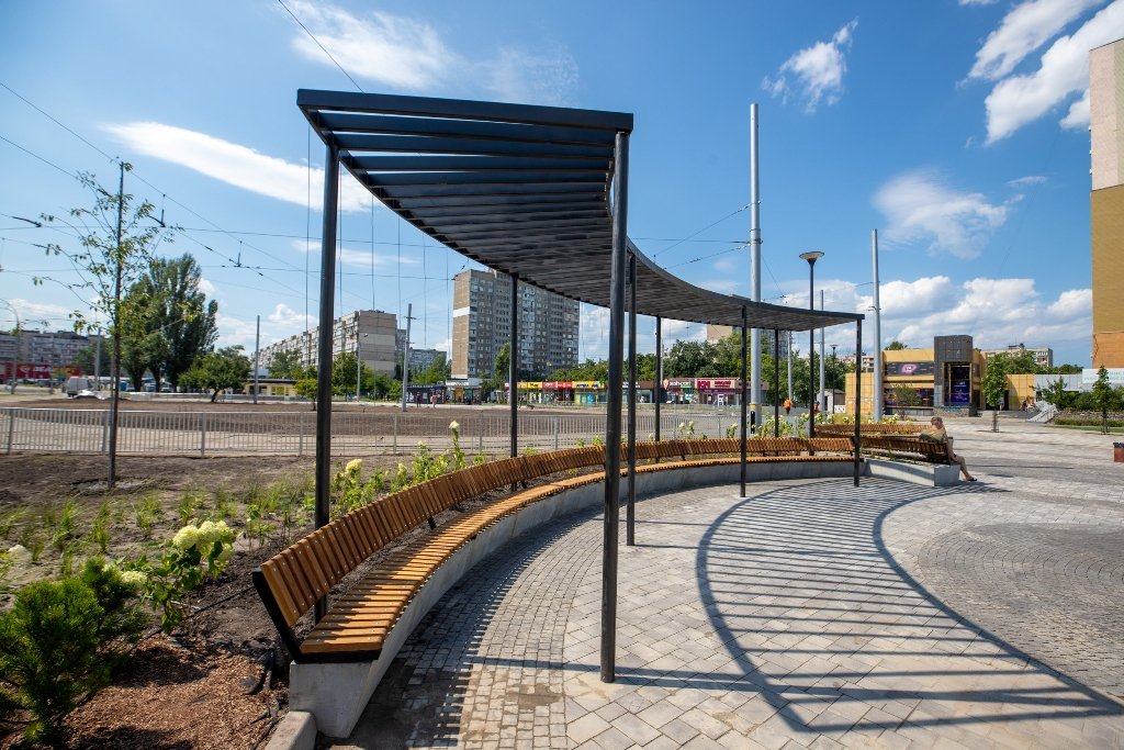 Як зараз виглядає нова зелена зона біля станції метро «Героїв Дніпра» після сносу МАФів та ремонту 5