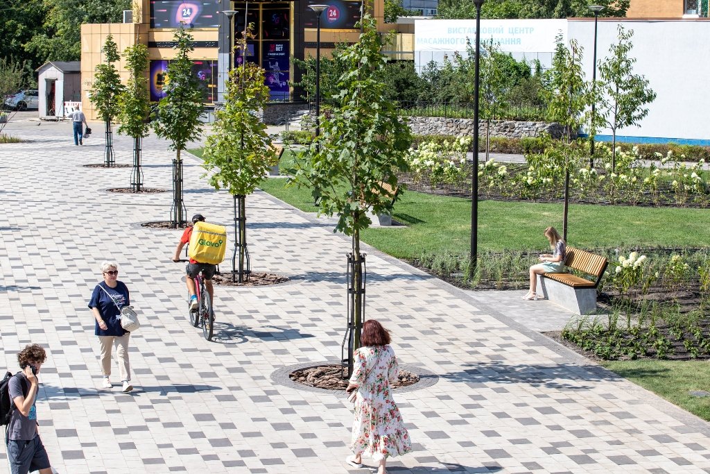 Як зараз виглядає нова зелена зона біля станції метро «Героїв Дніпра» після сносу МАФів та ремонту 6