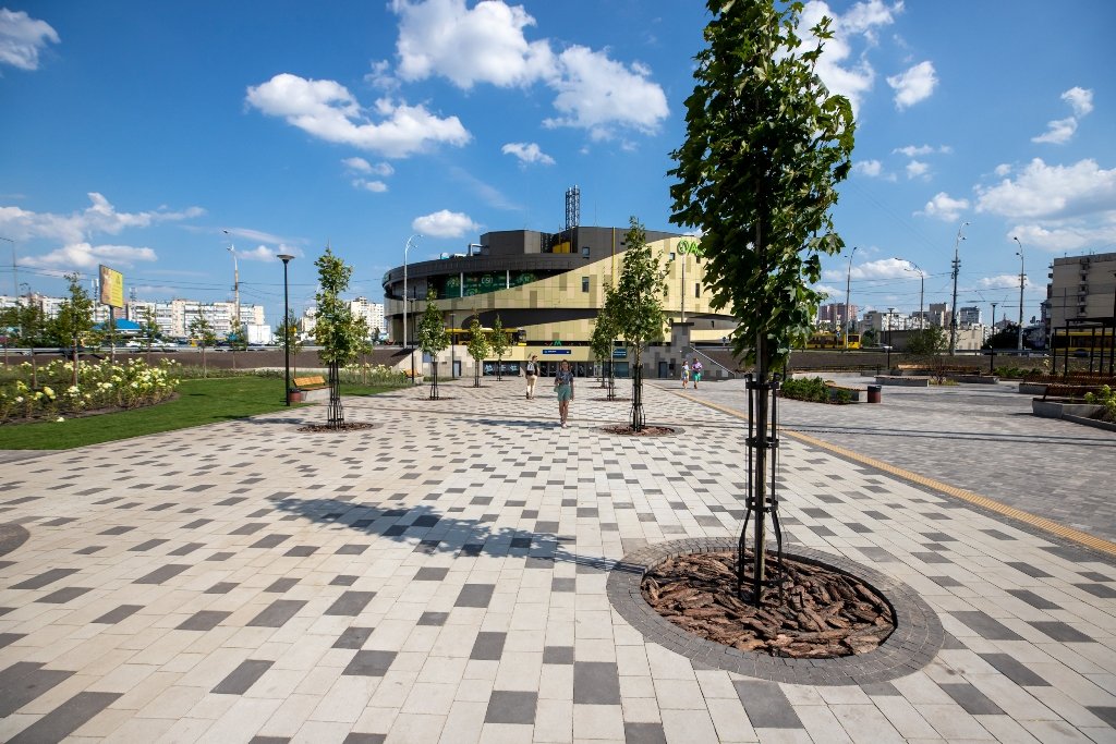 Як зараз виглядає нова зелена зона біля станції метро «Героїв Дніпра» після сносу МАФів та ремонту 7