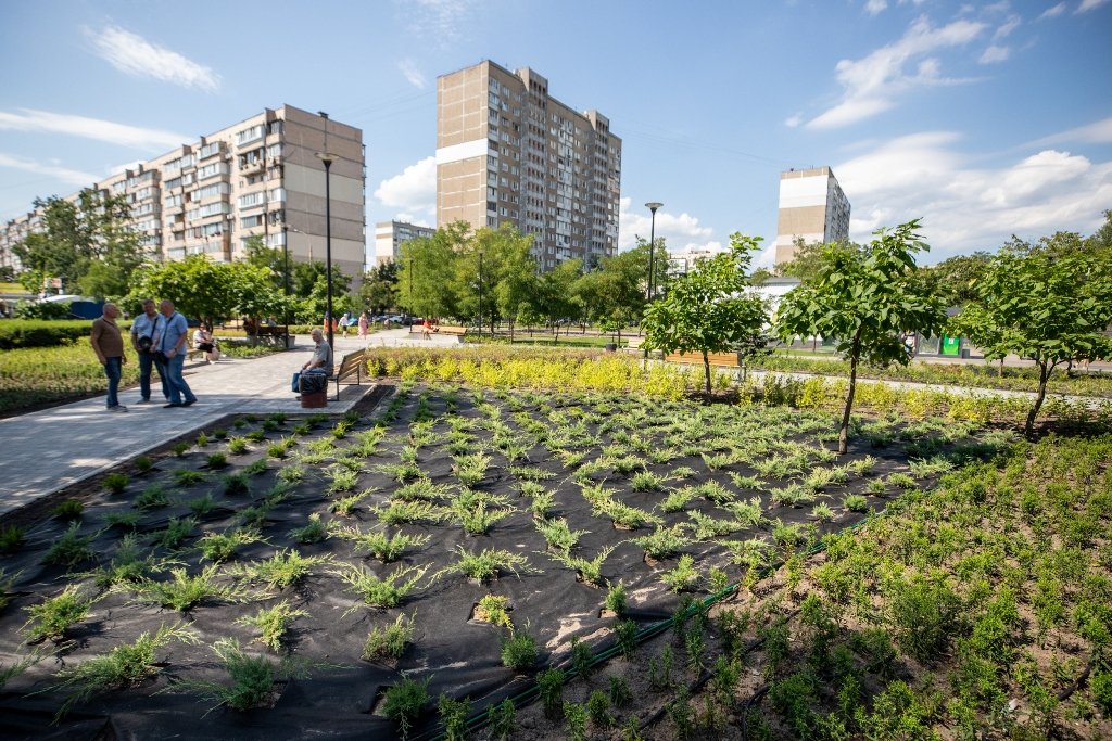 Як зараз виглядає нова зелена зона біля станції метро «Героїв Дніпра» після сносу МАФів та ремонту 8