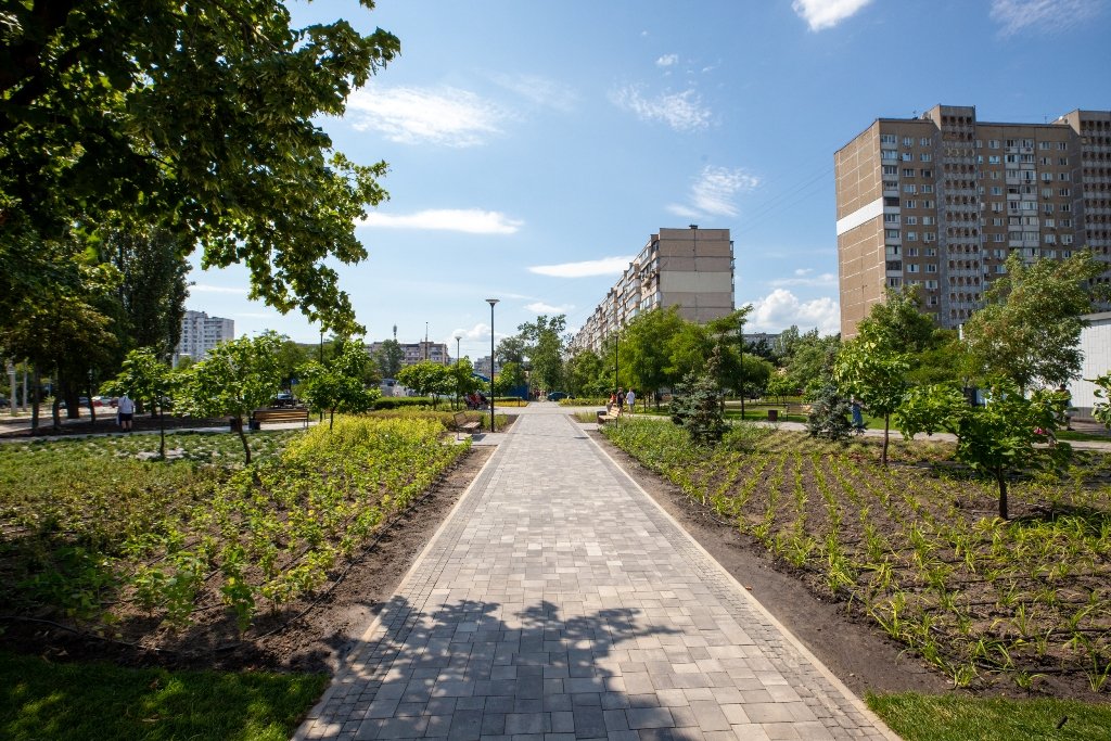 Як зараз виглядає нова зелена зона біля станції метро «Героїв Дніпра» після сносу МАФів та ремонту 9