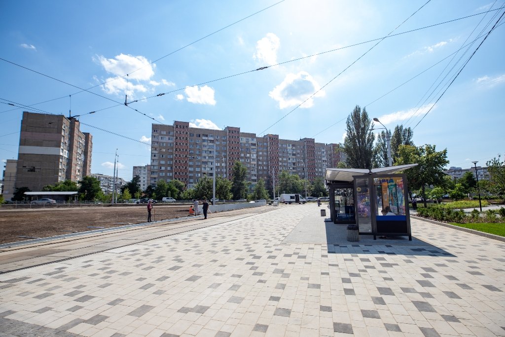 Як зараз виглядає нова зелена зона біля станції метро «Героїв Дніпра» після сносу МАФів та ремонту 10