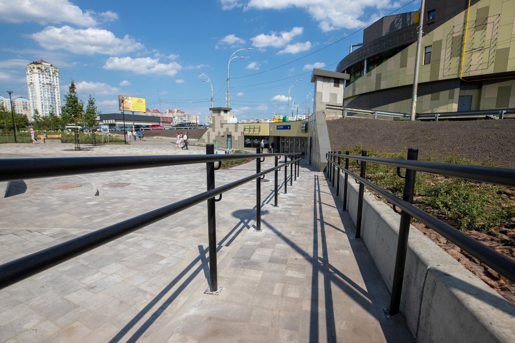 Як зараз виглядає нова зелена зона біля станції метро «Героїв Дніпра» після сносу МАФів та ремонту 11