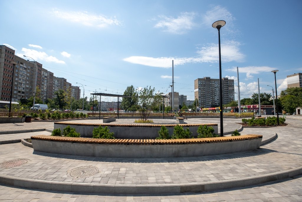 Як зараз виглядає нова зелена зона біля станції метро «Героїв Дніпра» після сносу МАФів та ремонту 12