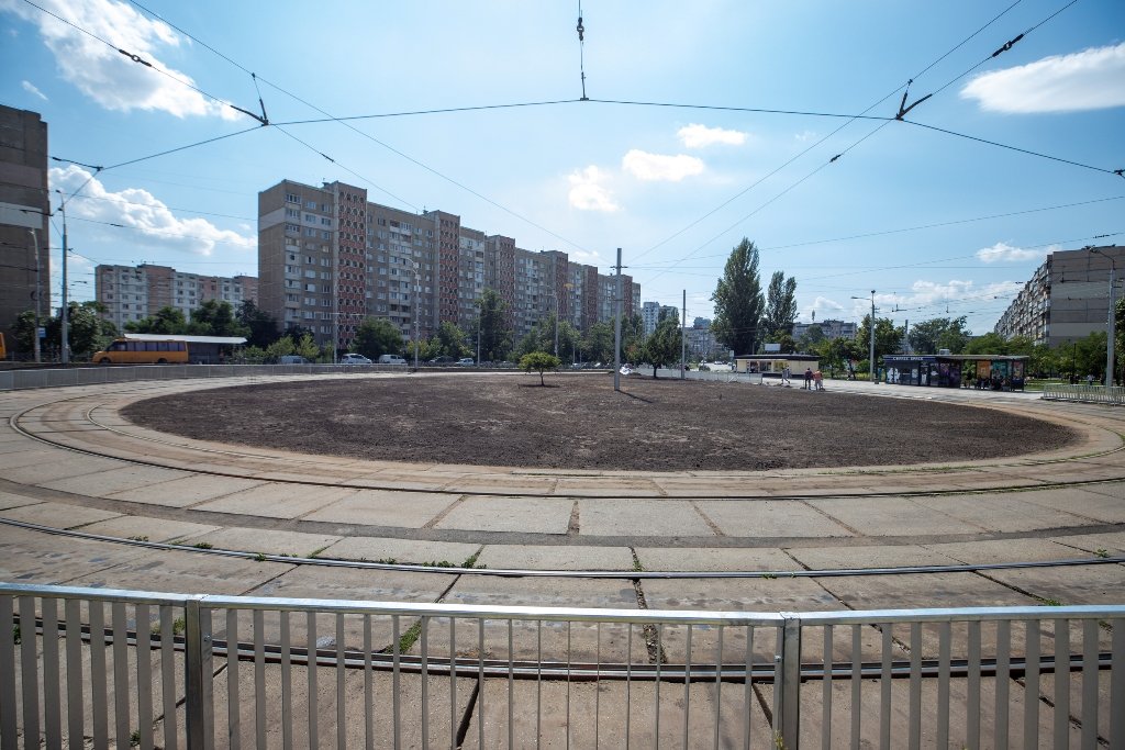 Як зараз виглядає нова зелена зона біля станції метро «Героїв Дніпра» після сносу МАФів та ремонту 13