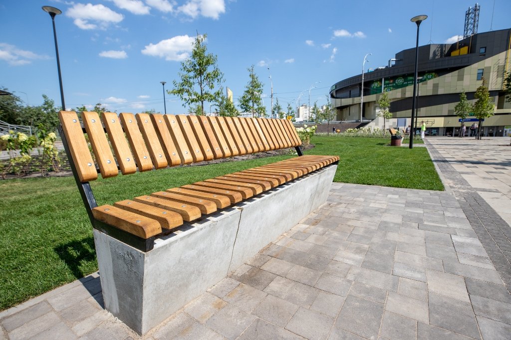 Як зараз виглядає нова зелена зона біля станції метро «Героїв Дніпра» після сносу МАФів та ремонту 14