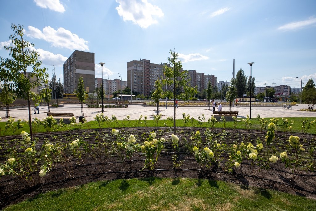 Як зараз виглядає нова зелена зона біля станції метро «Героїв Дніпра» після сносу МАФів та ремонту 15