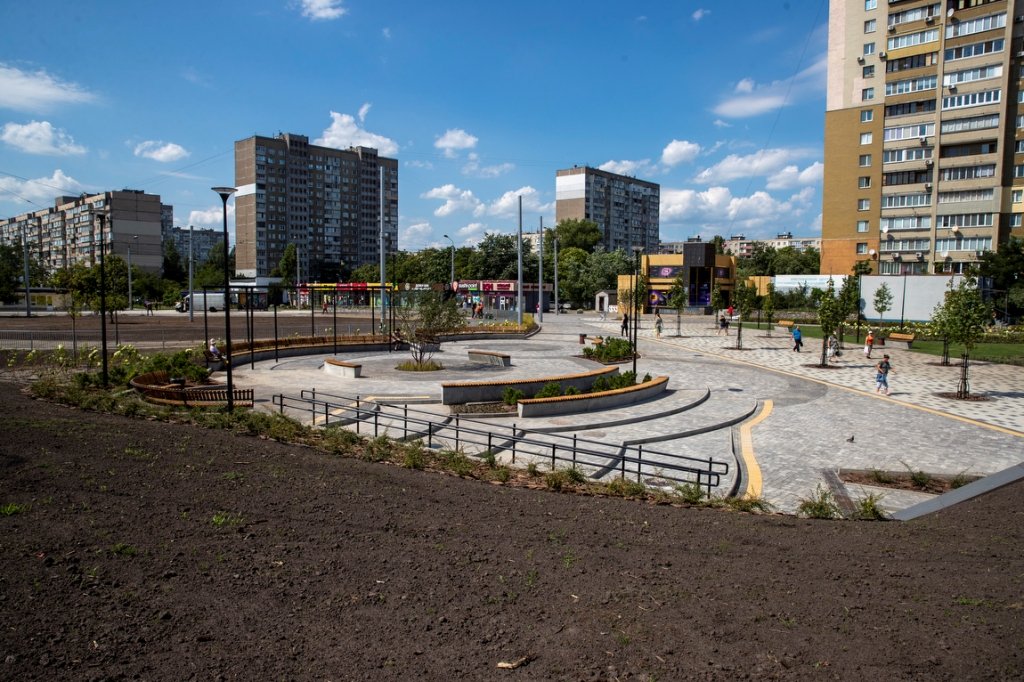 Як зараз виглядає нова зелена зона біля станції метро «Героїв Дніпра» після сносу МАФів та ремонту 17