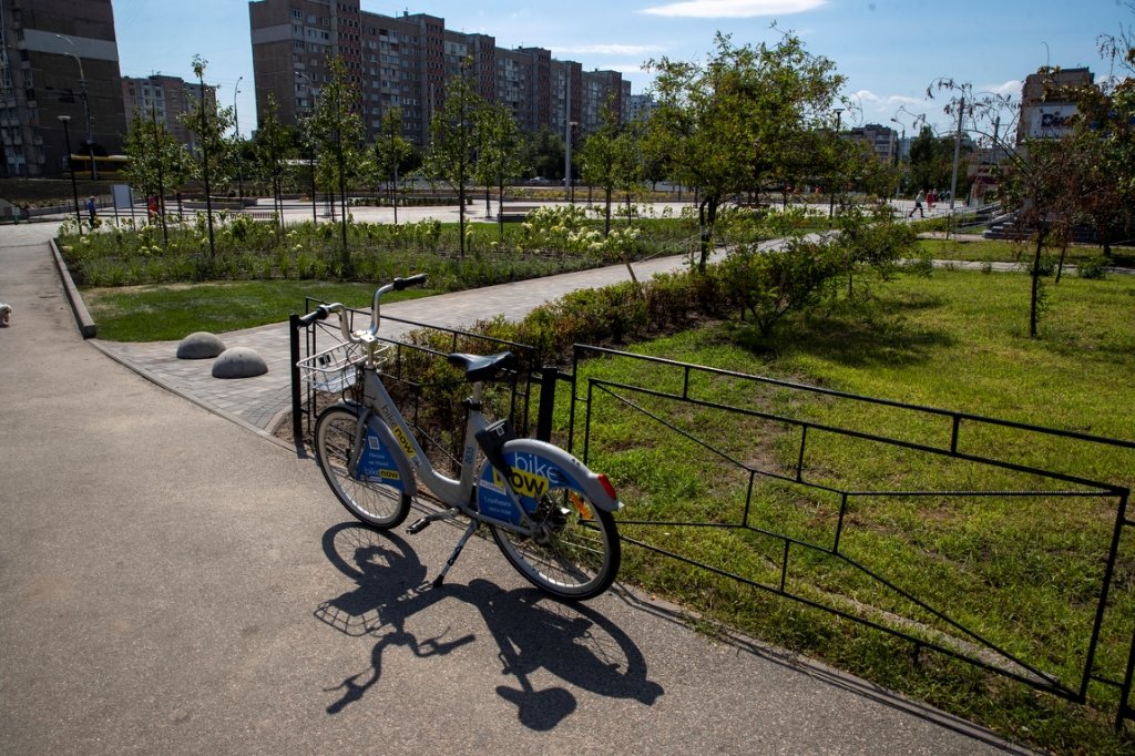 Як зараз виглядає нова зелена зона біля станції метро «Героїв Дніпра» після сносу МАФів та ремонту 18