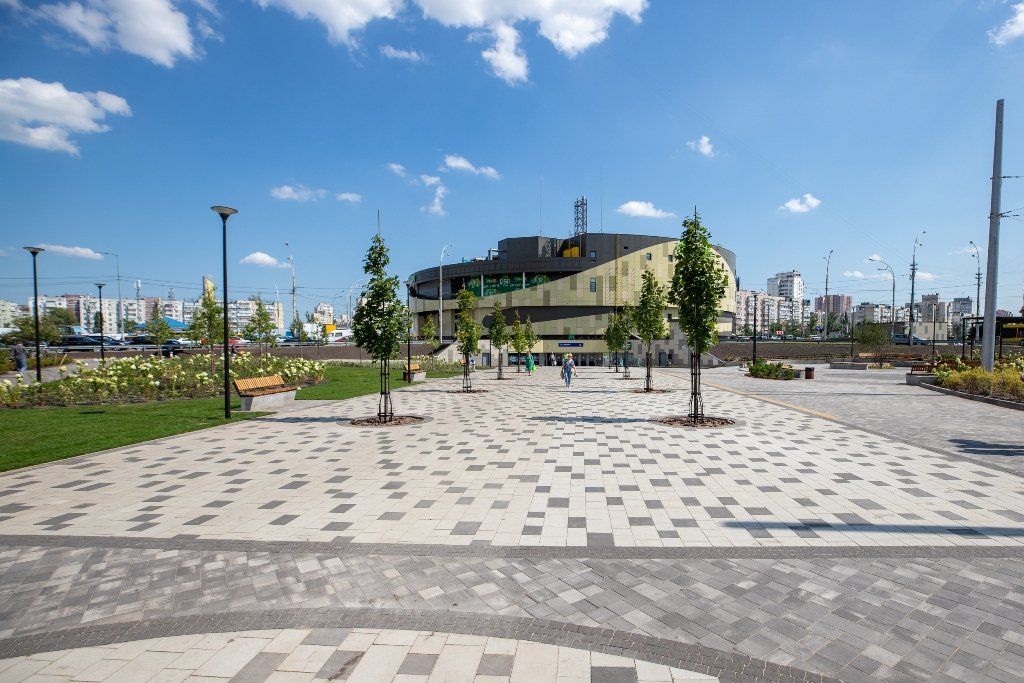 Як зараз виглядає нова зелена зона біля станції метро «Героїв Дніпра» після сносу МАФів та ремонту 19