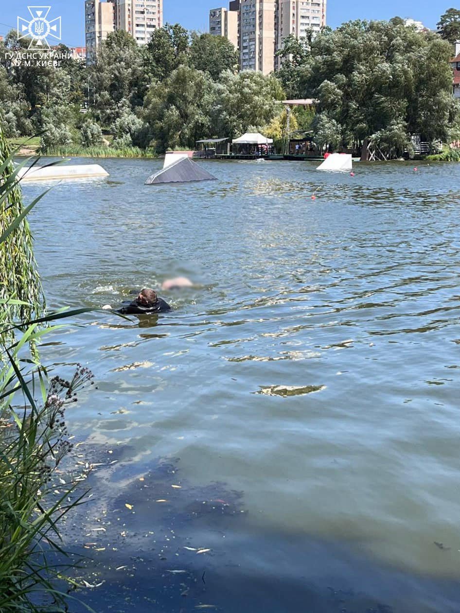 У Києві з озера в парку дістали тіло чоловіка 1