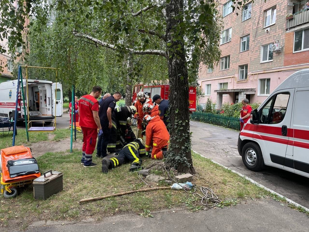 На Київщині з каналізаційного люку дістали тіла двох чоловіків 1
