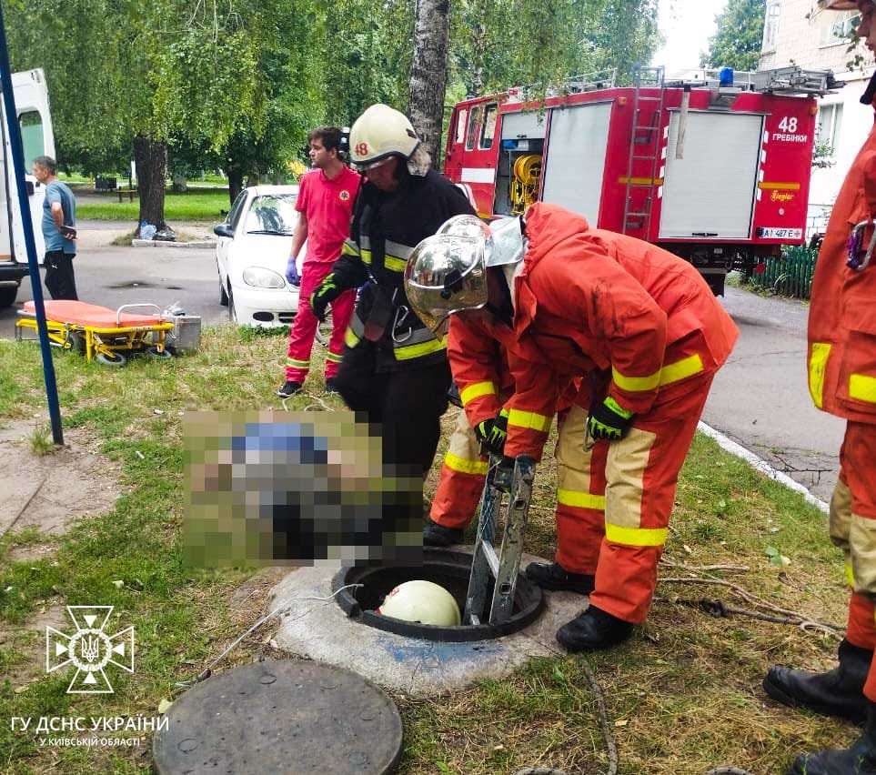 На Київщині з каналізаційного люку дістали тіла двох чоловіків 2