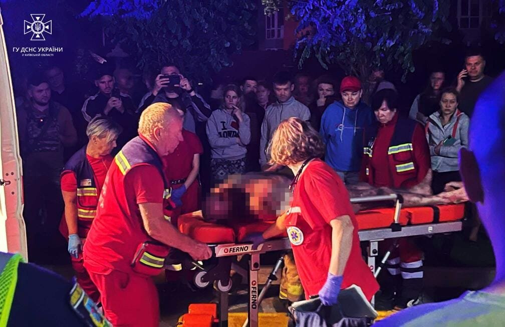 На Київщині в Ірпені загорілась багатоповерхівка: з будинку евакуювали 50 людей, з них 15 дітей 1