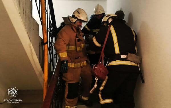 На Київщині в Ірпені загорілась багатоповерхівка: з будинку евакуювали 50 людей, з них 15 дітей 2