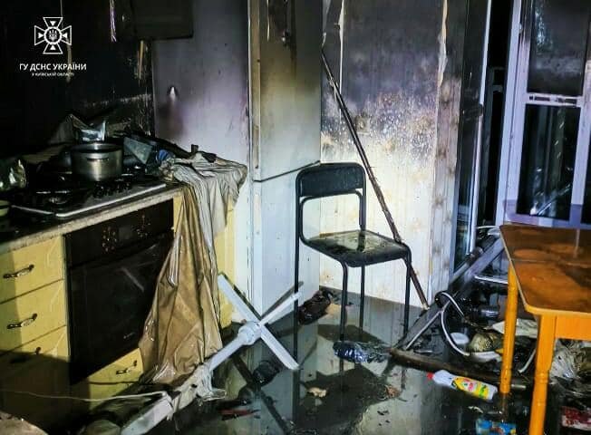 На Київщині в Ірпені загорілась багатоповерхівка: з будинку евакуювали 50 людей, з них 15 дітей 3