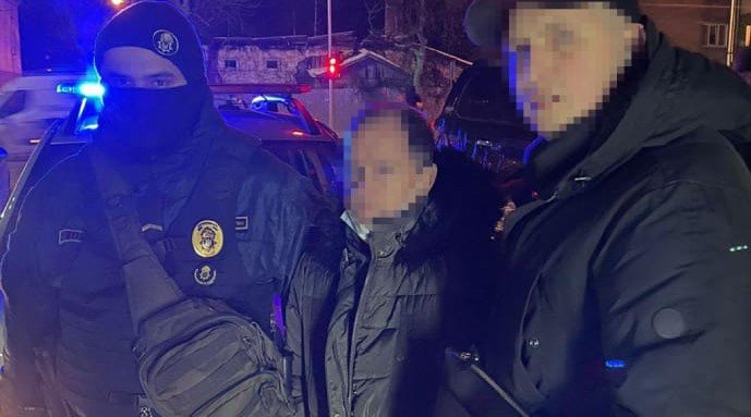 Перевдягся в жінку та в шкільному туалеті домагався до 8-річної дівчинки: суд виніс вирок педофілу 3