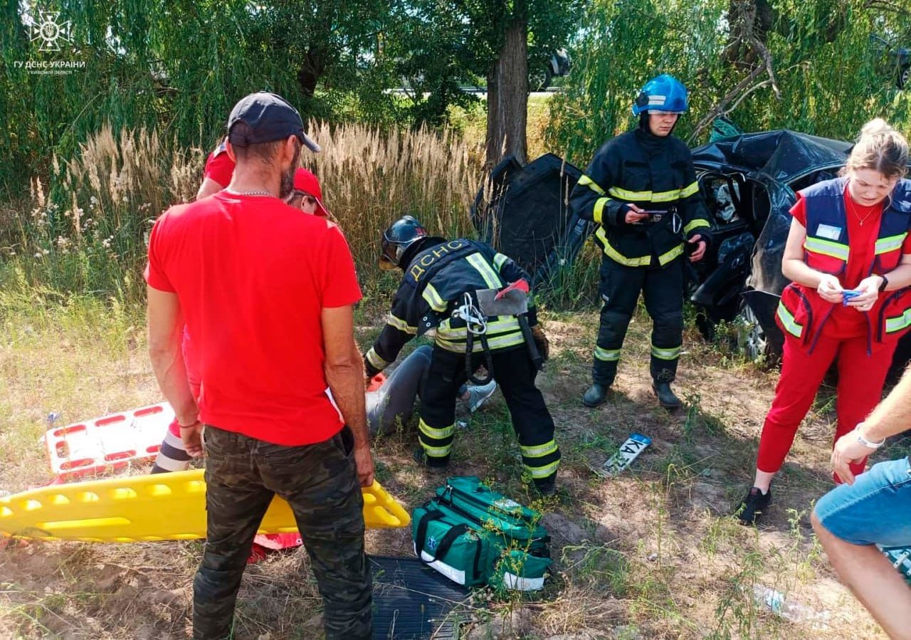 Смертельна ДТП на Київщині: одна людина загинула, чотирьох діставали рятувальники 1
