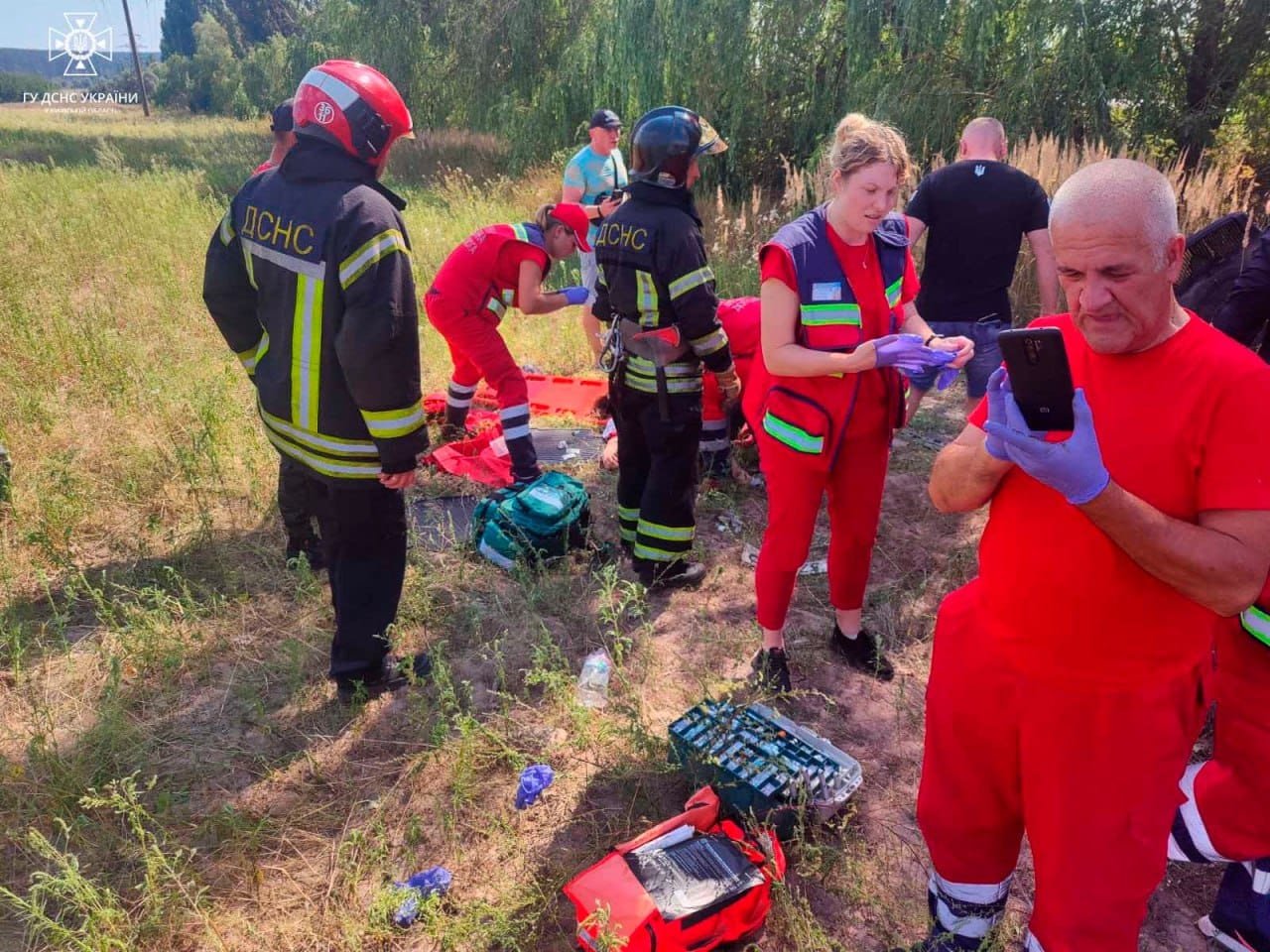Смертельна ДТП на Київщині: одна людина загинула, чотирьох діставали рятувальники 2