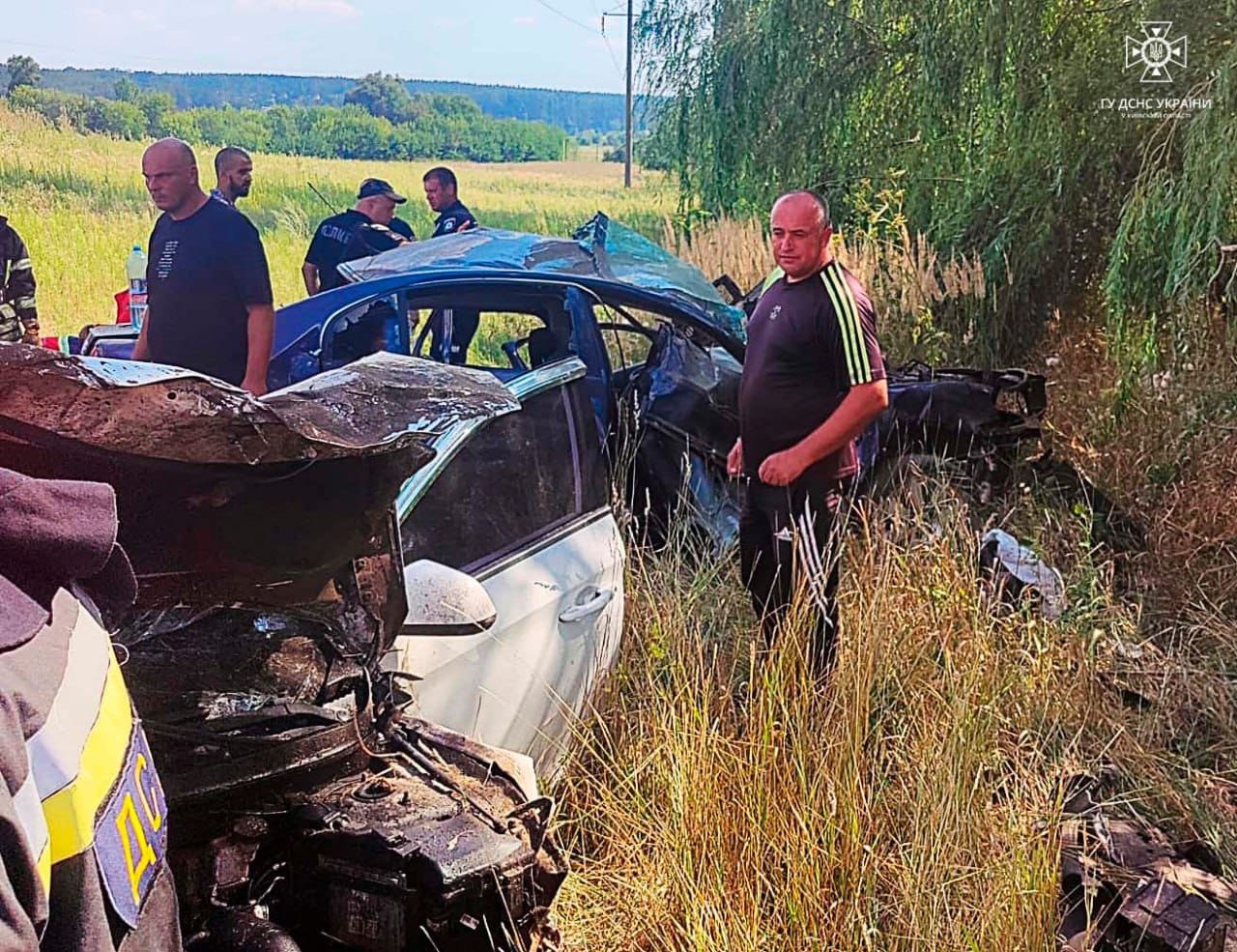 Смертельна ДТП на Київщині: одна людина загинула, чотирьох діставали рятувальники 3