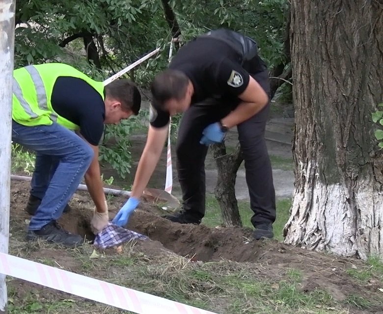 У Києві через ревнощі жінка задушила та закопала тіло суперниці 3
