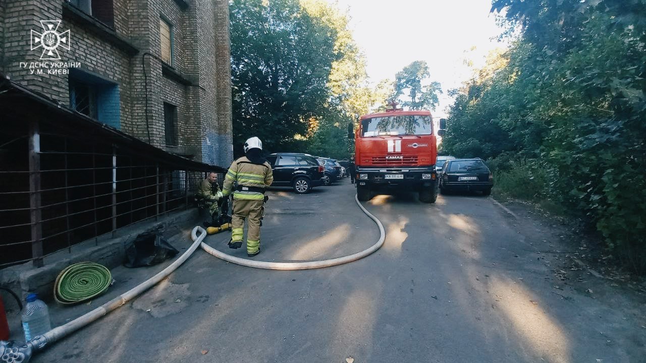 У Києві на Солом'янці горіла багатоповерхівка 3