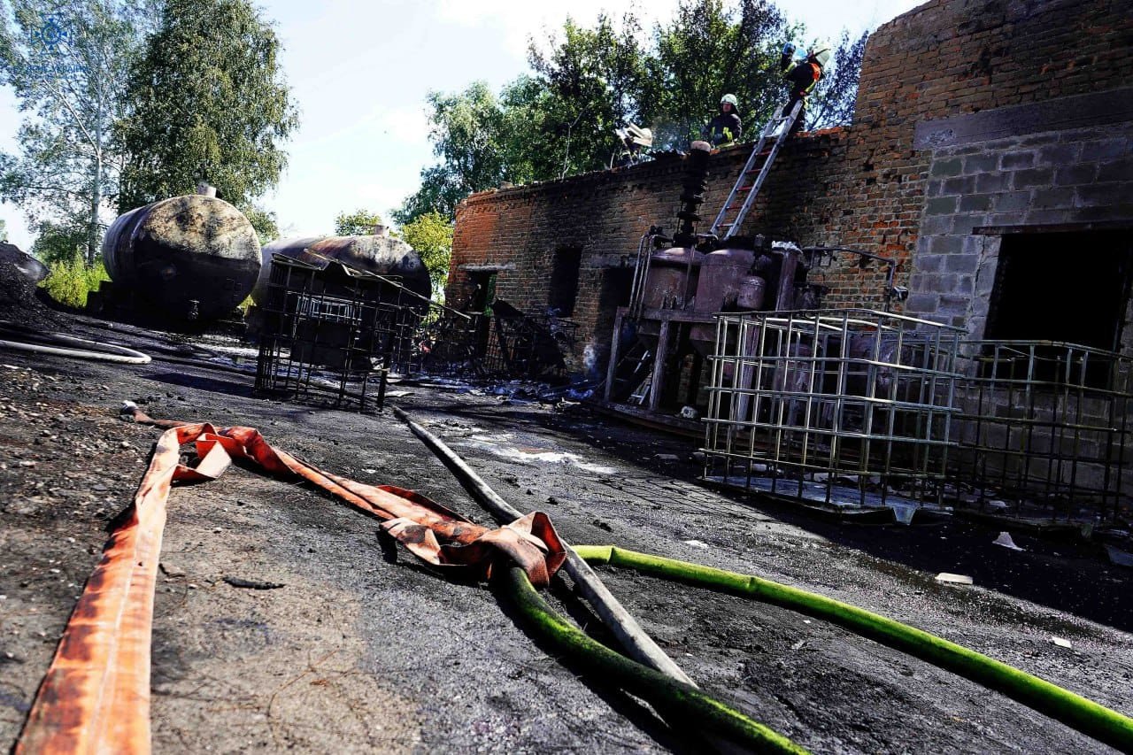 На Київщині загорілись цистерни з паливом 4