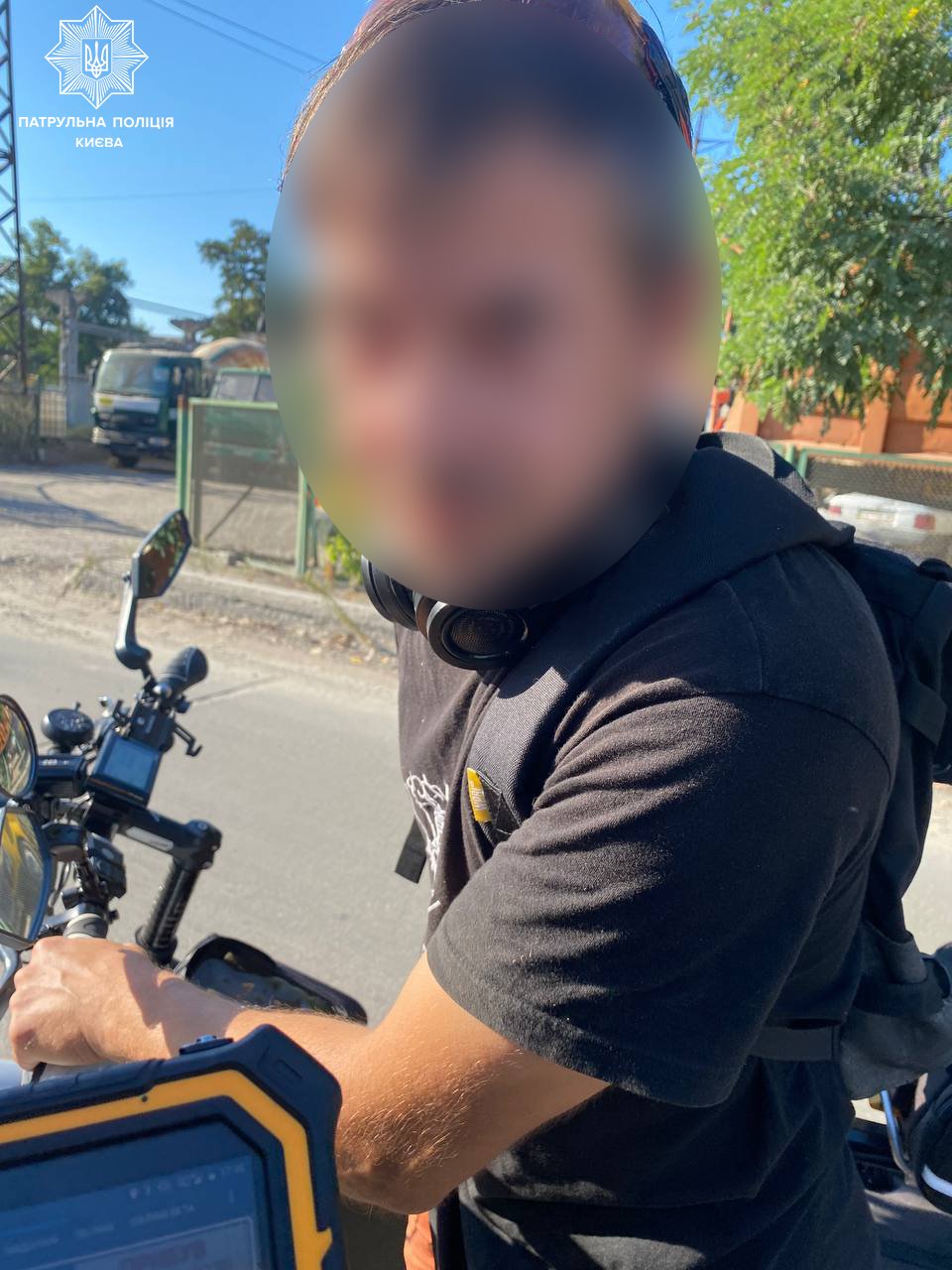 У Києві чоловік їздив на велосипеді та стріляв в собак з пістолета 1