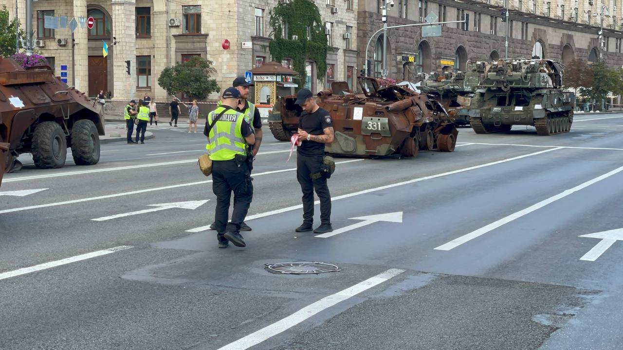 У Києві на Хрещатику виставили знищену ворожу техніку 1