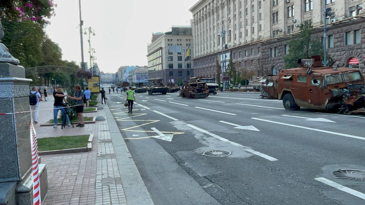 У Києві на Хрещатику виставили знищену ворожу техніку 2
